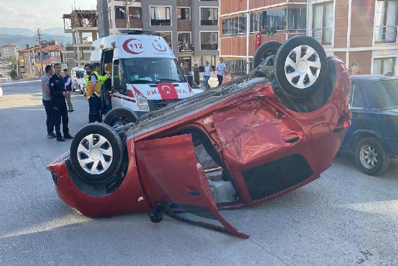 Karabük’te iki otomobilin çarpışması nedeniyle meydana gelen kazada 2 kişi