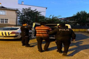 Kastamonu’da hırsızlık için girdiği evden kaçmaya çalışan bir şüpheli, polis