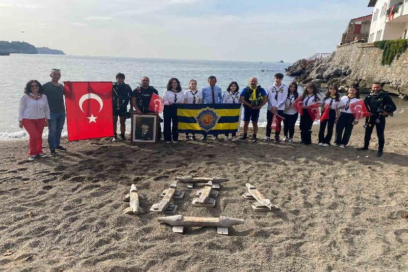 Cumhuriyet’in 100. yılında deniz altında bayrak açtılar Zonguldak’ta Mehmet Çelikel Lisesi öğrencileri, Cumhuriyet’in 100. yılı kutlamalarında dalgıçlar