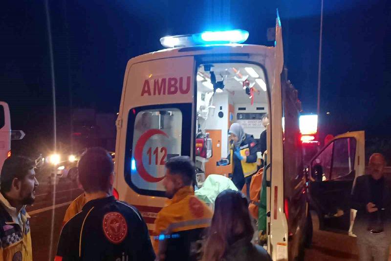 Bolu’da D-100 karayolunda iki motosikletin çarpışması sonucu 3 kişi yaralandı.