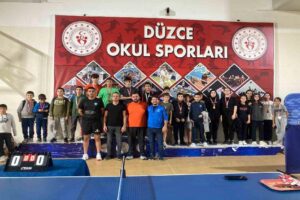 DÜZCE(İHA) – Düzce’de gerçekleştirilen 29 Ekim Cumhuriyet Bayramı masa tenisi