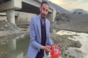 Kastamonu’nun İnebolu ilçesinde dere yatağına düşen Türk bayrağı, İhlas Haber