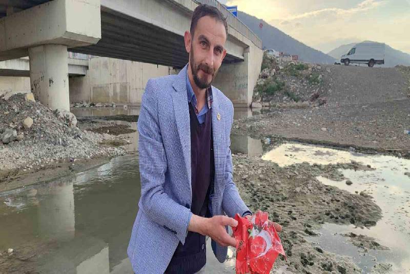 Dereye düşen Türk bayrağını çamur içinden aldı Kastamonu’nun İnebolu ilçesinde dere yatağına düşen Türk bayrağı, İhlas Haber