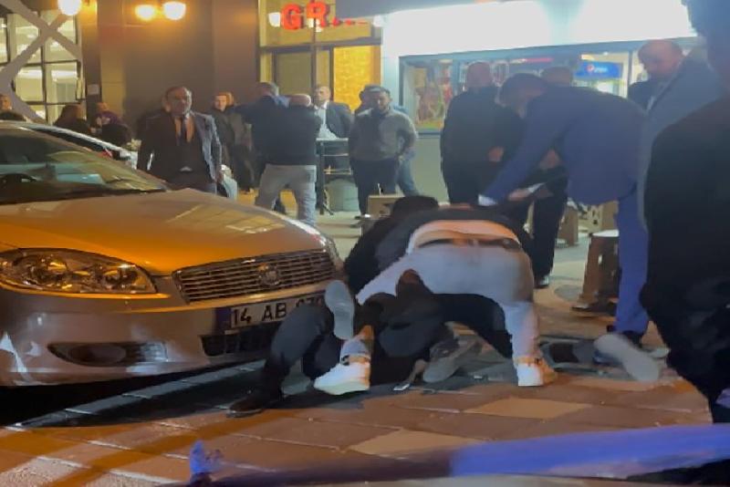 Bolu’da gece saatlerinde düğün salonunda çıkan kavgada iki grup tekme