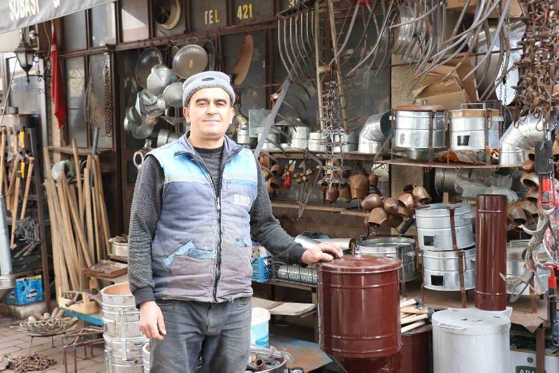 El emeği ile 41 yıldır fındık sobası imal ediyor Bolu’nun Mudurnu ilçesinde yaşayan Mehmet Şahin, ustasından ve babasından öğrendiği