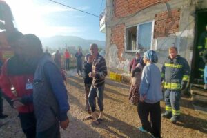 Bolu’nun Sultanbey köyünde 3 katlı bir evin birinci katında yangın