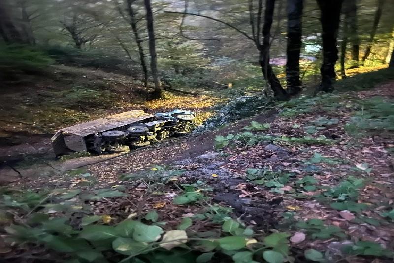 Bolu-Yedigöller yolu üzerinde sürücüsünün kontrolünden çıkan kamyon yaklaşık 30 metrelik