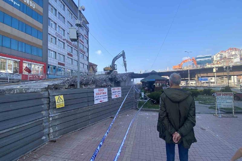 Fevkani Köprüsü’nde yıkım çalışmaları hafta sonu da devam ediyor Zonguldak’ta 67 yıllık Fevkani köprüsünde korkuluk sökme çalışmaları devam ediyor.