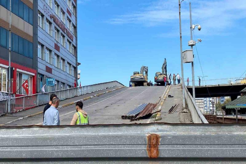 Fevkani Köprüsü’nün yıkımına bu gece başlanıyor Zonguldak’ta Fevkani köprüsünün yıkım tarihi belli oldu. Zonguldak Belediye Başkanı