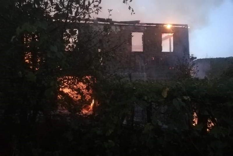 İki katlı ahşap ev alevlere teslim oldu Karabük’ün Ovacık ilçesinde alevlere teslim olan iki katlı ev kullanılmaz