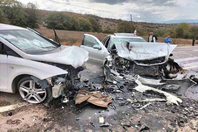 Karabük’ün Eflani ilçesinde 2 otomobilin kafa kafaya çarpıştığı kazada 4