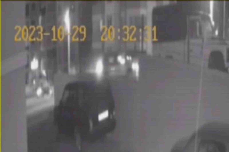 İki otomobilin çarpıştığı kaza kamerada Karabük’te iki otomobilin çarpışması sonucu 1 kişinin yaralandığı kaza anı