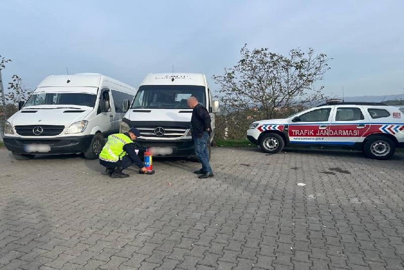 Zonguldak’ta jandarma ekipleri okul servis araçlarını denetleyerek kontrollerini yaptı. Zonguldak