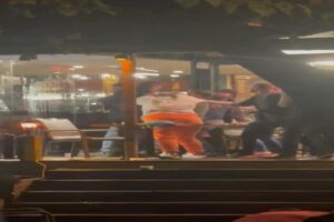 Bolu’da kafede kadınlar arasında çıkan sözlü tartışma kavgaya dönüştü. Saç