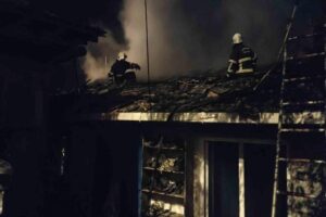 Kastamonu’da bir evin çatısında çıkan yangın, itfaiye ekiplerince söndürüldü. Kahraman