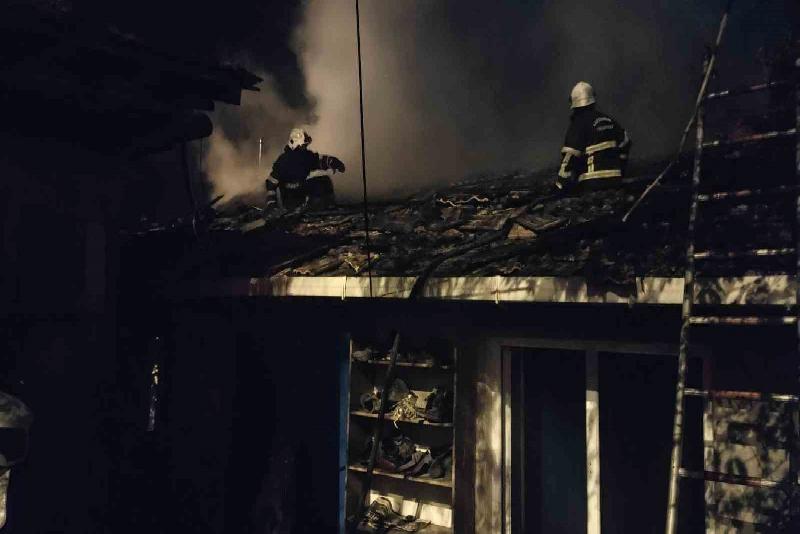 Kastamonu’da bir evin çatısında çıkan yangın, itfaiye ekiplerince söndürüldü. Kahraman