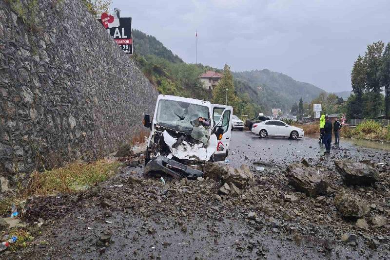 Zonguldak’ın Ereğli ilçesinde yamaçtan kopan kaya parçaları karayolunda seyreden kamyonetin
