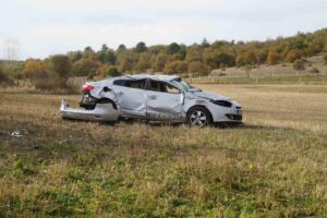 Kastamonu-Karabük karayolu üzerinde sürücüsünün direksiyon hakimiyetini kaybetmesi sonucu yoldan çıkan