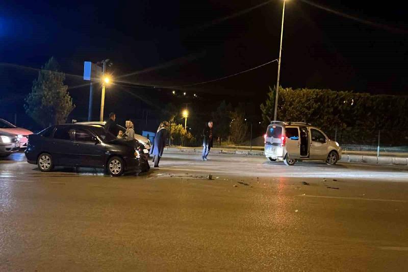 Karabük’te hafif ticari araç ile otomobilin çarpıştığı kaza sonrası ardından