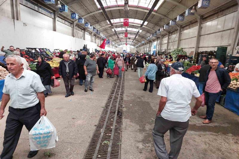 Kdz. Ereğli’de fiyatlar düştü, halk pazara akın etti Zonguldak’ın Ereğli ilçesindeki halk pazarı en yoğun günlerinden birini yaşadı.