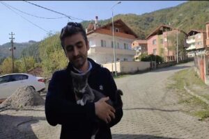 Zonguldak’ın Devrek ilçesinde kaydedilen görüntülerde kedinin fare ile oyunu gülümseten
