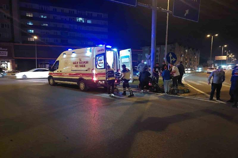 Kontrolden çıkan motosiklet devrildi, sürücü yaralandı Zonguldak’ta kavşaktan dönmek isteyen bir motosikletli kontrolü kaybedince kaza yaptı.