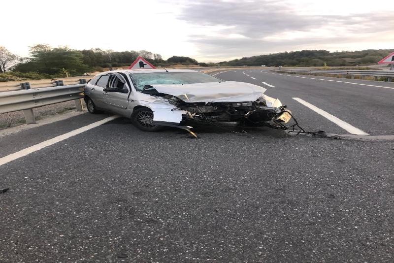 Kontrolden çıkan otomobil kaza yaptı: 2 yaralı Zonguldak’ta sürücüsünün direksiyon hakimiyetini kaybettiği otomobil refüje çarparak durabildi. Kazada