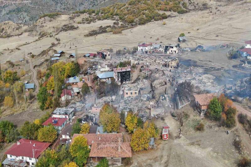 Kastamonu’nun Tosya ilçesinde 47 evin küle döndüğü yangın savaş alanlarını