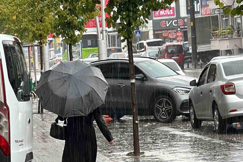 Meteorolojiden sağanak yağış uyarısı DÜZCE(İHA) – Düzce Valiliği, kuvvetli sağanak yağışa karşı vatandaşları uyardı.