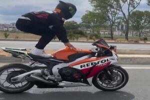 Kastamonu’da motosiklet sürücüsünün seyir halindeyken ellerini bırakıp koltuğun üzerine çıkması