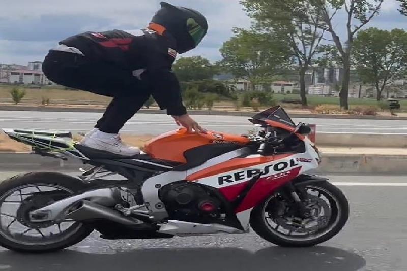 Kastamonu’da motosiklet sürücüsünün seyir halindeyken ellerini bırakıp koltuğun üzerine çıkması