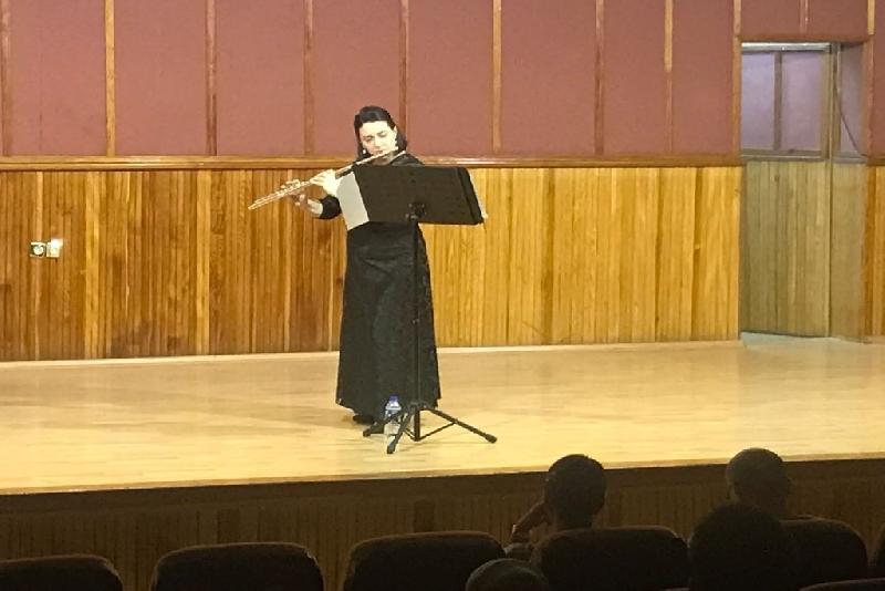 Öğr. Görevlisi Uğurlu’nun ‘Solo Flüt Resitali’ beğeni aldı Öğretim Görevlisi Emel Doğan Uğurlu tarafından düzenlenen ‘Solo Flüt Resitali’