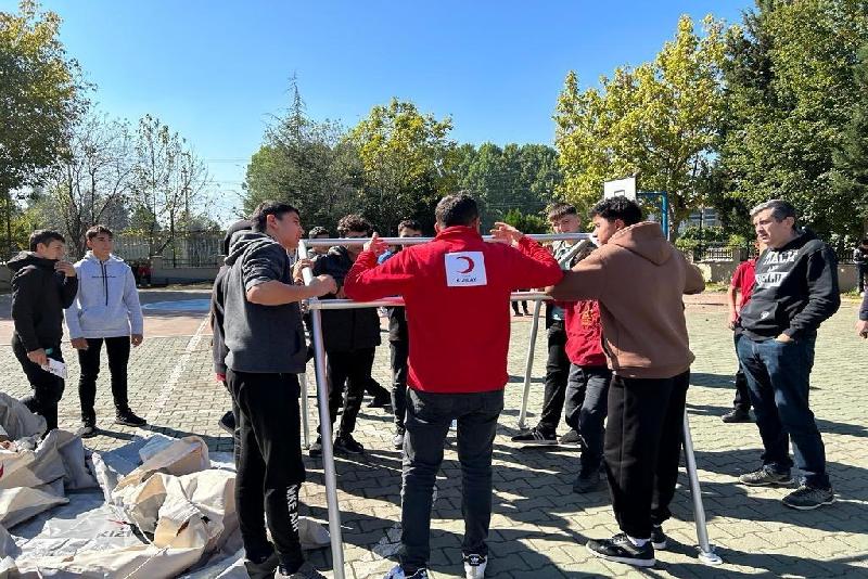 Kızılay Batı Karadeniz Afet Depo Yönetim Merkezi okullarda öğrencilere çadır