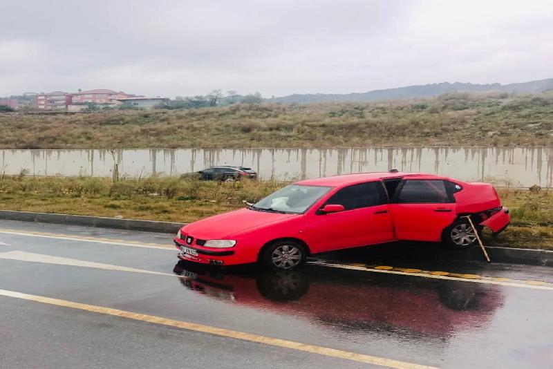 Zonguldak-Kilimli sahil yolunda yağışlar nedeniyle kontrolden çıkan otomobil kaldırıma çarptı.