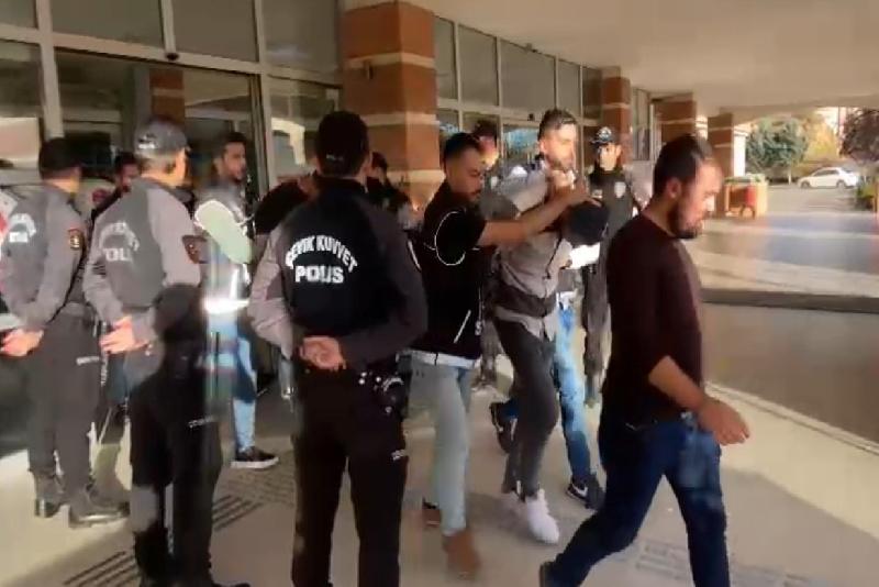 Kastamonu’da oyuncak ayı içerisinde uyuşturucuyla yakalanan 4 şüpheli, sevk edildikleri