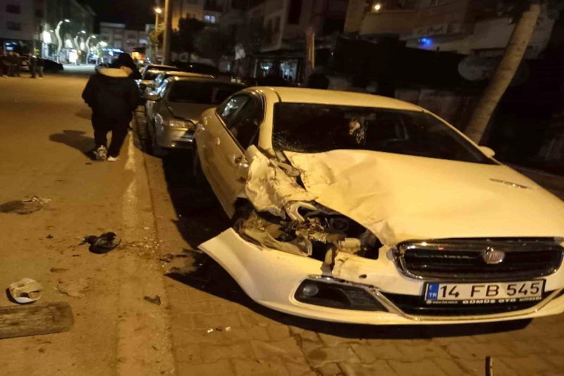 Park halindeki 2 otomobile çarptı, aracını bırakıp gitti Bolu’da park halindeki araçlara çarpan pikabın sürücüsü, kazanın ardından aracını
