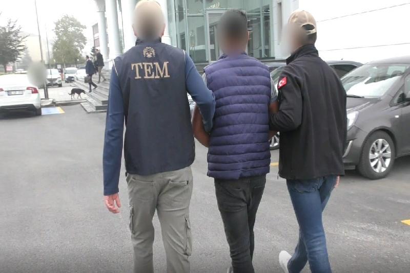 Polisin yaptığı titiz çalışma sonucu yakalanan PKK/PYD üyesi tutuklandı Düzce polisinin düzenlediği operasyonda yakalanan PKK/PYD terör örgütü üyesi şahıs