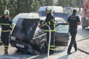 Karabük’te seyir halindeki otomobil motor kısmından alev aldı. Sürücüsünün kendisini