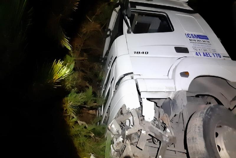 Bolu’nun Mudurnu ilçesinde Aynalıkaya geçişinde bariyerlere çarpan tır, uçurumda askıda