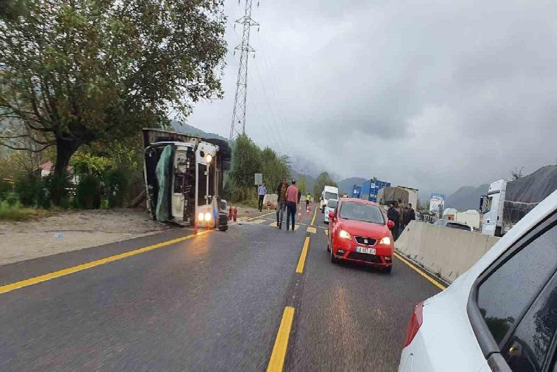 Bolu Dağı’nda tomruk yüklü kamyon devrildi. Yol kısmen trafiğe kapandı.