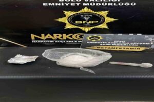 Bolu’da polis ekipleri tarafından durdurulan bir şahsın üzerinde ve eşyalarında