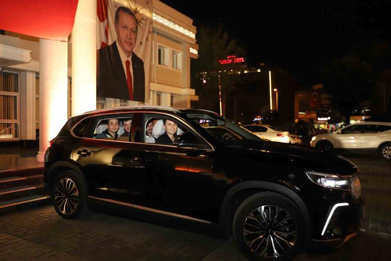 Vali talimat verdi, öğrenciler yurda TOGG ile gitti Düzce’de Cumhuriyet Bayramı kutlamalarının ardından yurda gitmek isteyen üniversite öğrencileri