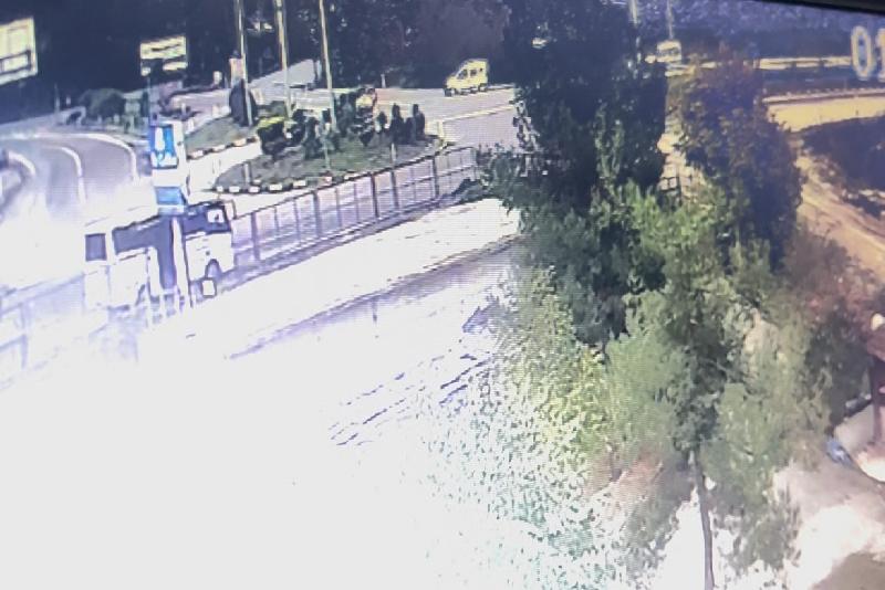 Zonguldak’ın Gökçebey ilçesinde virajı alamayan araç sürücüsü kaza yaptı. Refüje