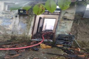 Zonguldak’ın Kozlu İlçesi İhsaniye Mahallesinde çıkan ev yangını ekipleri harekete