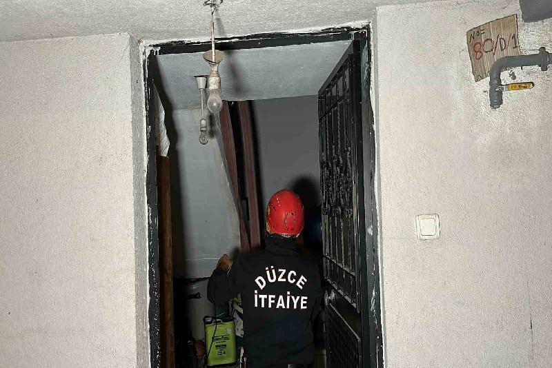 Yoğun duman çıkan evdeki 2 muhabbet kuşu telef oldu Düzce’de bir evden yükselen dumanlardan 2 muhabbet kuşu telef oldu.