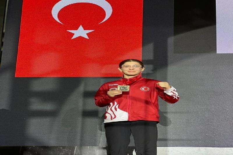 ZBEÜ Öğrencisi Sude Nur Basancı’dan IFMA Dünya Şampiyonasında ikincilik başarısı ZBEÜ BESYO öğrencisi, milli sporcu Sude Nur Basancı, IFMA Gençler,