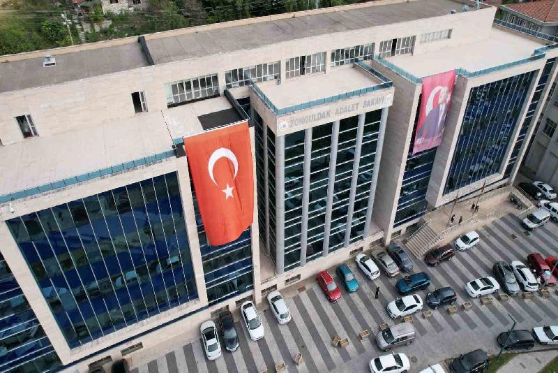 Zonguldak Adliyesi hizmet binasına Cumhuriyet’in 100. yılında dev Türk Bayrağı