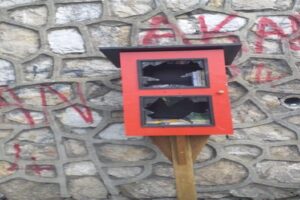 Zonguldak Belediyesi, minyatür kütüphaneye zarar verenlere tepki gösterdi. Kent Konseyi