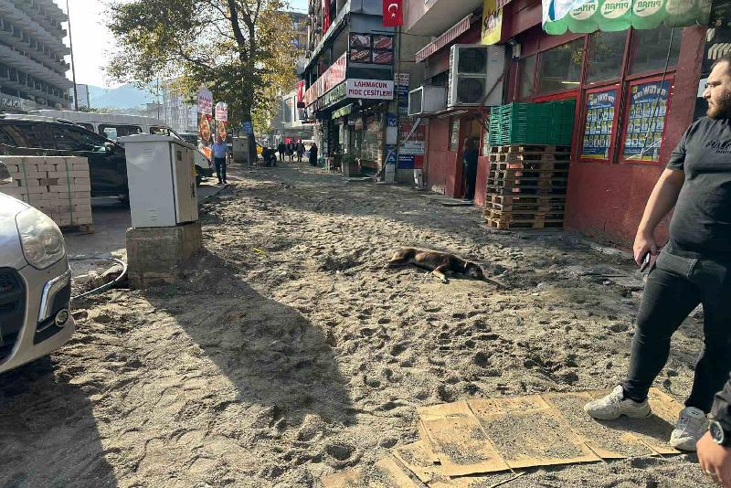 Zonguldak Belediyesi’nin bir süre önce Acılık Caddesi’nde başlattığı kaldırım yenileme