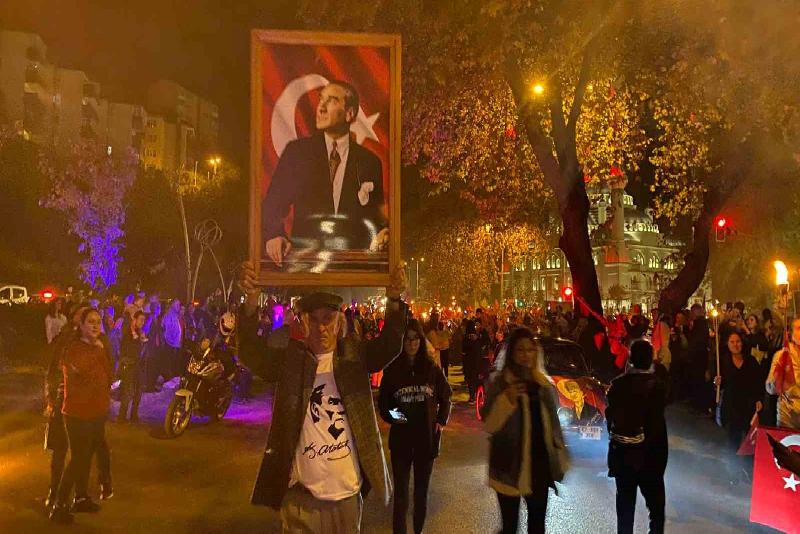Zonguldak’ta fener alayı coşkusu Zonguldak’ta Fener alayı yürüyüşünde yüzlerce kişi Türk bayrakları ve meşaleler
